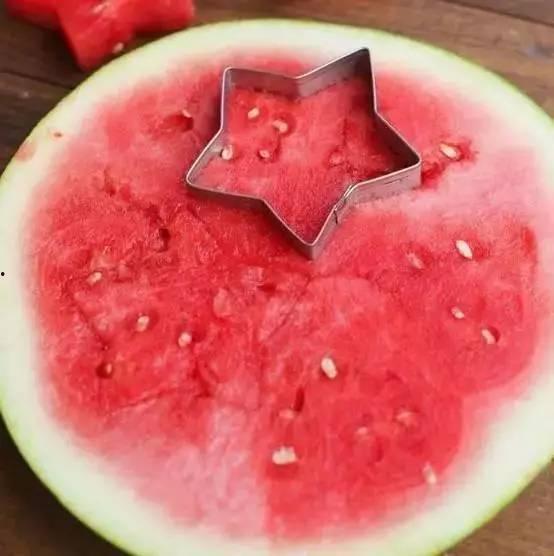 大姐吃瓜不吐籽