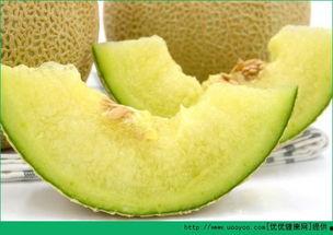 可爱宝宝吃哈密瓜,可爱宝宝品尝哈密瓜的温馨瞬间