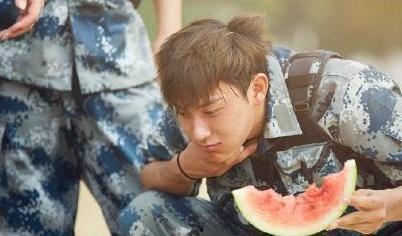 明星面前吃瓜图片,镜头下的“吃瓜”瞬间